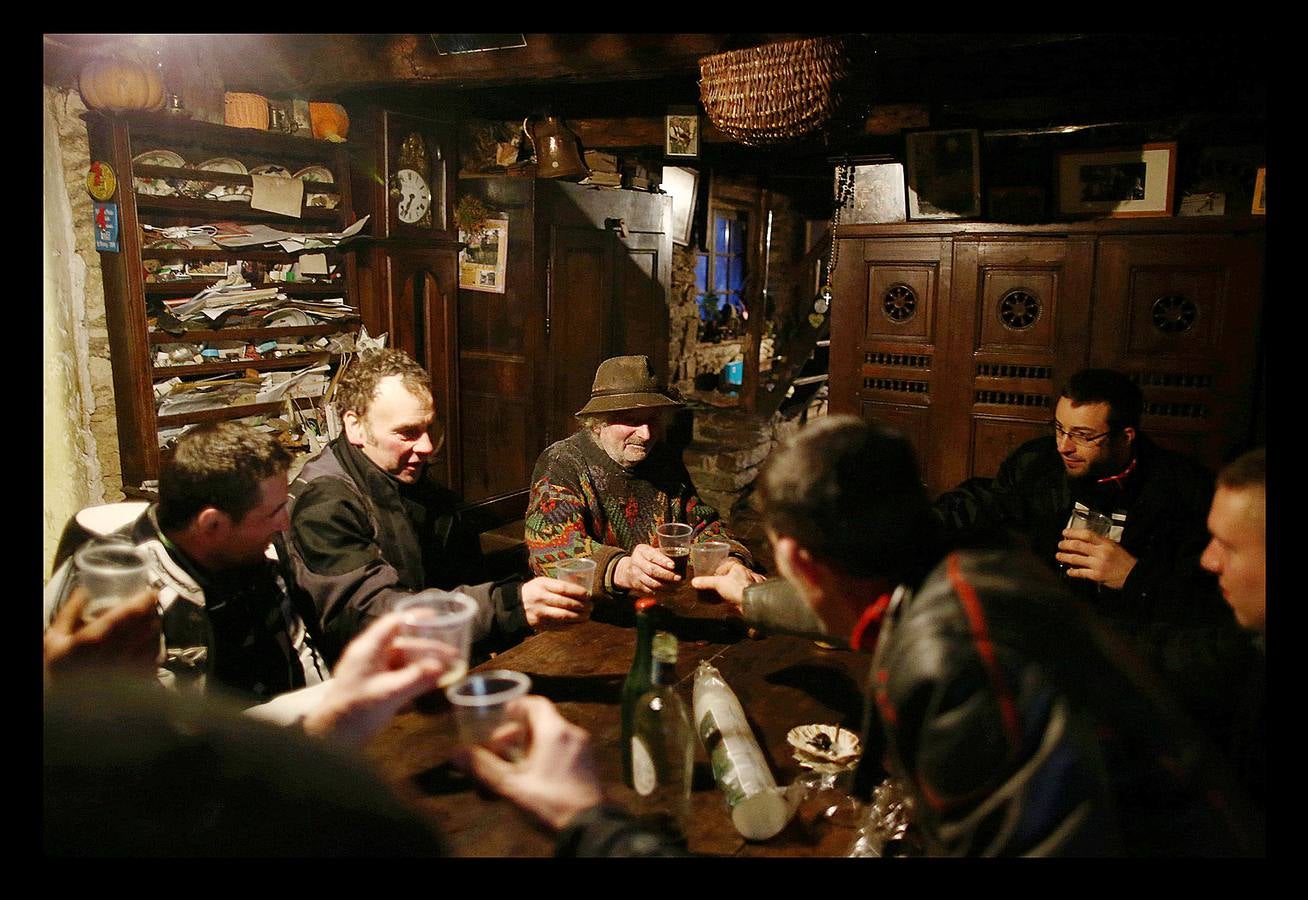 Cuando la maquinaria agrícola revolucionó la agricultura francesa en los años posteriores a la Segunda Guerra Mundial, un joven Jean-Bernard Huon le dio la espalda a la nueva tecnología. Medio siglo después, en su destartalada granja de Riec-sur-Belon, en un rincón del sur de Bretaña, Jean-Bernard -70 años y una barba muy blanca- todavía usa bueyes para arar sus campos, ordeña sus ocho vacas, muele la harina a mano y recoge incansable el estiércol para fertilizar los cultivos que alimentan a su ganado. "Soy un extraño feliz", dice Huon en la granja donde vive sin agua caliente: "Nunca he sido rico, pero ¿qué me importa?".