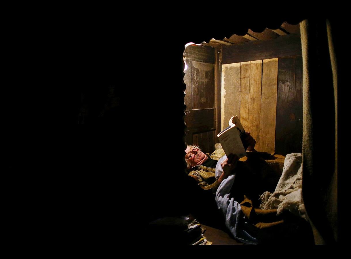 Cuando la maquinaria agrícola revolucionó la agricultura francesa en los años posteriores a la Segunda Guerra Mundial, un joven Jean-Bernard Huon le dio la espalda a la nueva tecnología. Medio siglo después, en su destartalada granja de Riec-sur-Belon, en un rincón del sur de Bretaña, Jean-Bernard -70 años y una barba muy blanca- todavía usa bueyes para arar sus campos, ordeña sus ocho vacas, muele la harina a mano y recoge incansable el estiércol para fertilizar los cultivos que alimentan a su ganado. "Soy un extraño feliz", dice Huon en la granja donde vive sin agua caliente: "Nunca he sido rico, pero ¿qué me importa?".