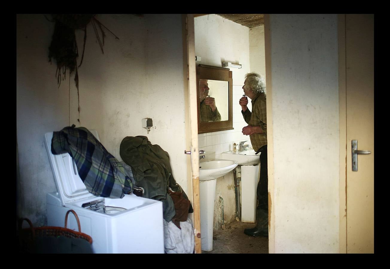 Cuando la maquinaria agrícola revolucionó la agricultura francesa en los años posteriores a la Segunda Guerra Mundial, un joven Jean-Bernard Huon le dio la espalda a la nueva tecnología. Medio siglo después, en su destartalada granja de Riec-sur-Belon, en un rincón del sur de Bretaña, Jean-Bernard -70 años y una barba muy blanca- todavía usa bueyes para arar sus campos, ordeña sus ocho vacas, muele la harina a mano y recoge incansable el estiércol para fertilizar los cultivos que alimentan a su ganado. "Soy un extraño feliz", dice Huon en la granja donde vive sin agua caliente: "Nunca he sido rico, pero ¿qué me importa?".