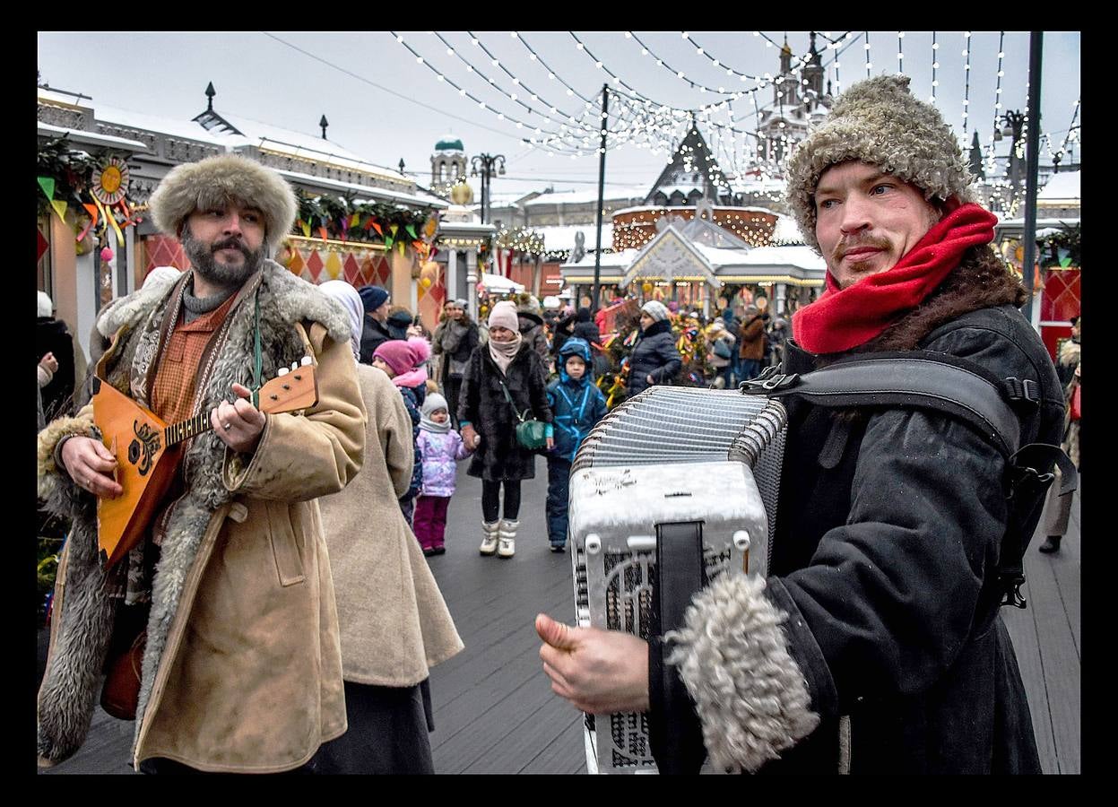 La Maslenitsa, conocida como la Semana de la mantequilla y del queso, es una celebración típica de varios países eslavos, que viene a ser un equivalente del carnaval cristiano católico, pero, a diferencia de este, la cuaresma ortodoxa da comienzo el lunes en lugar del miércoles.