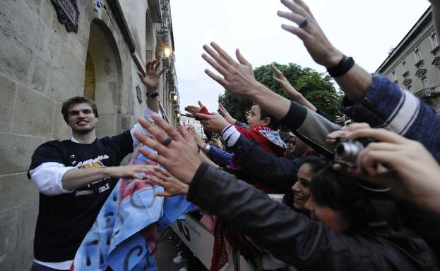 Decenas de baskonistas felicitan a Splitter tras levantar la copa de campeones de liga ACB.