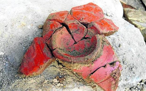 Detalle de una pieza de cerámica ‘sigillata’ hallada junto al edificio.