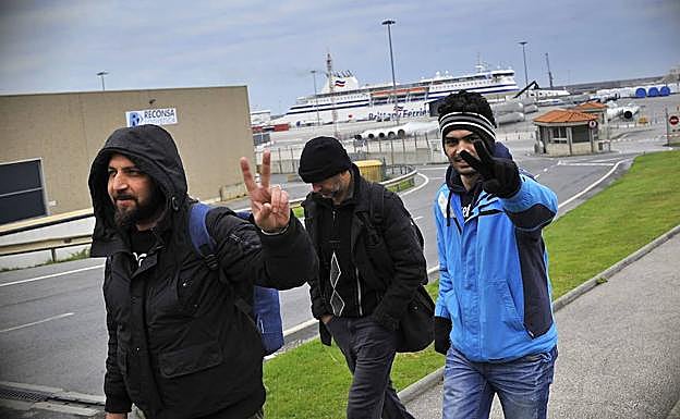 Los polizones aguardan en grupo en el entorno del Puerto de Bilbao la oportunidad de poder colarse en algún transporte.