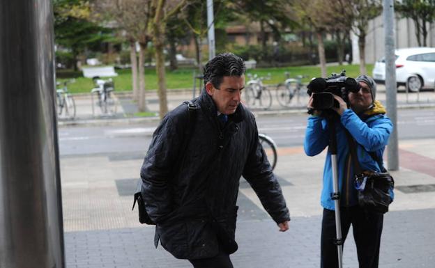 El fiscal jefe de Álava, Josu Izaguirre, accede al Palacio de Justicia de Vitoria.