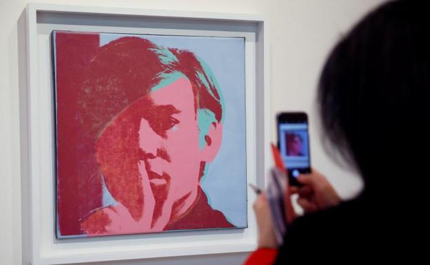 Vista de un autorretrato del artista estadounidense Andy Warhol perteneciente a la colección del brasileño Luis Paulo Montenegro.