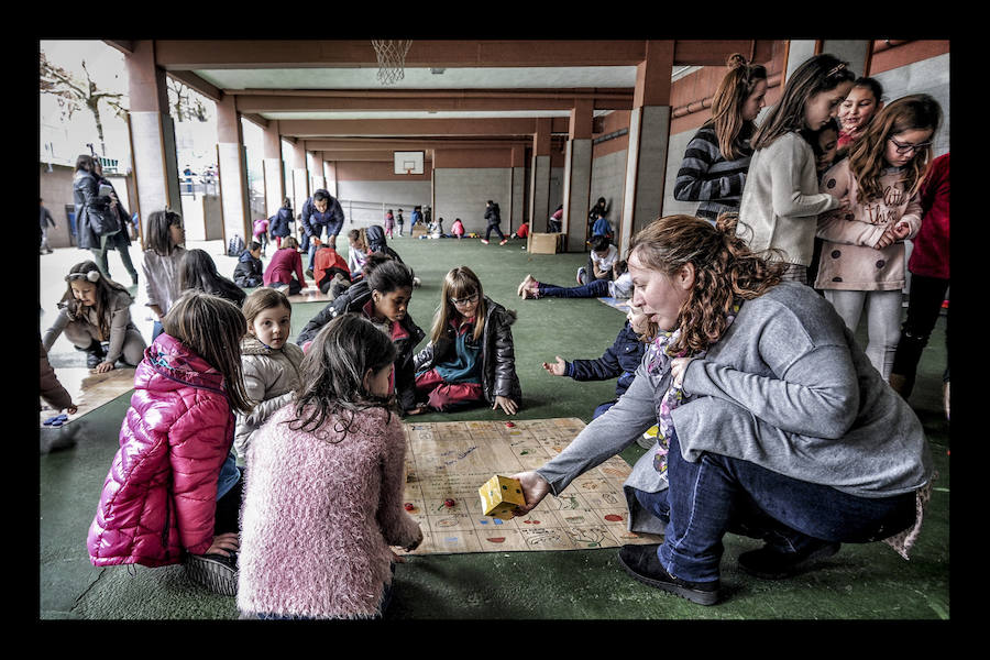 La Asociación de Padres y Madres del centro escolar diseña pasatiempos con material reciclado para amenizar los descansos de los niños