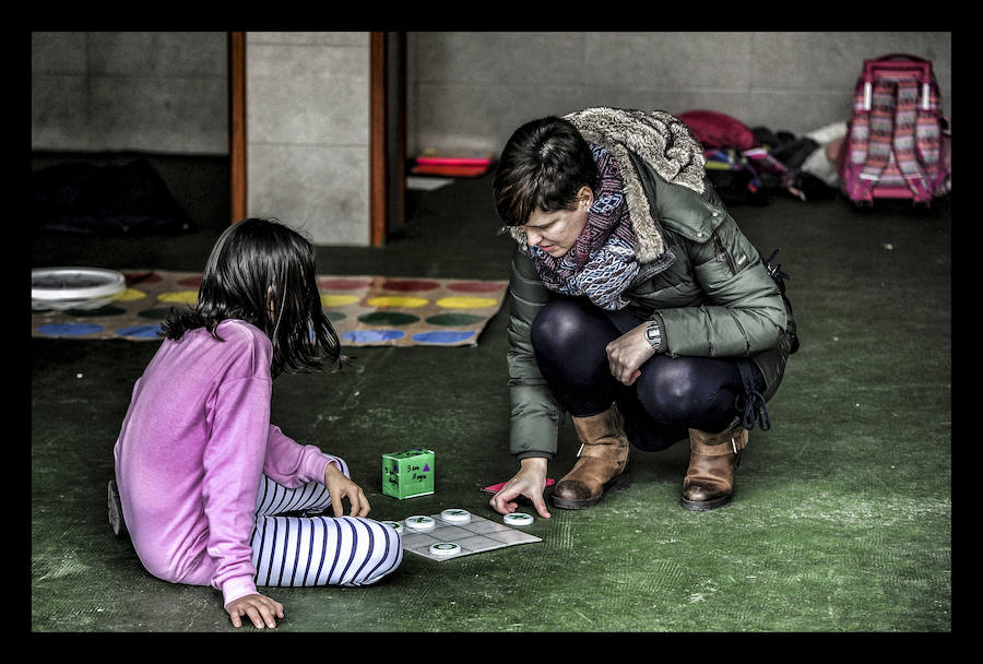 La Asociación de Padres y Madres del centro escolar diseña pasatiempos con material reciclado para amenizar los descansos de los niños