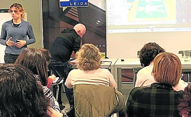 Una de las monitoras durante el taller celebrado ayer.