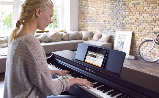 Una mujer tocando el piano gracias a la app.