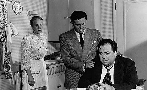 Imagen principal - John Garfield, Thomas Gomez, Sid Tomack, Howland Chamberlain y Jack Overman en diversas escenas de 'El poder del mal' (1948).