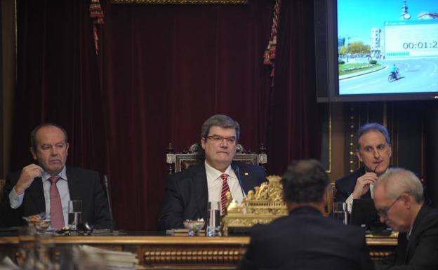 Ricardo Barkala, Juan María Aburto y Alfonso Gil en el pleno del Ayuntamiento de Bilbao.