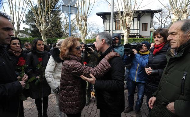 El lehendakari Urkullu saluda a la viuda de Fernando Buesa, Natividad Rodríguez,