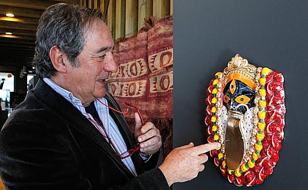 Luis Pancorbo muestra una máscara indígena.