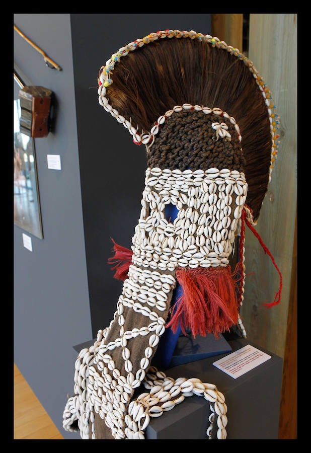 El periodista Luis Pancorbo muestra en Vitoria 'Senderos del Mundo'; una exposición de 180 piezas con historia