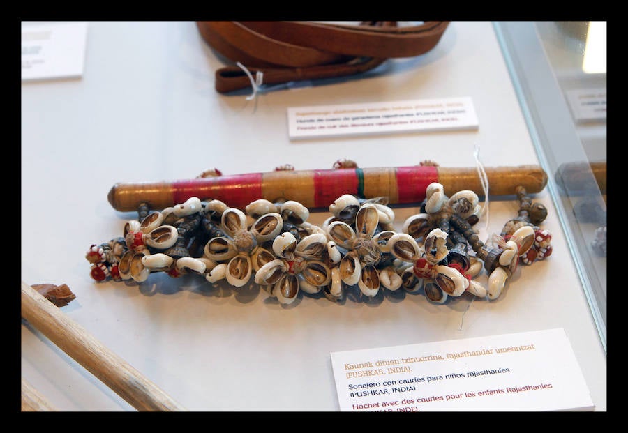 El periodista Luis Pancorbo muestra en Vitoria 'Senderos del Mundo'; una exposición de 180 piezas con historia