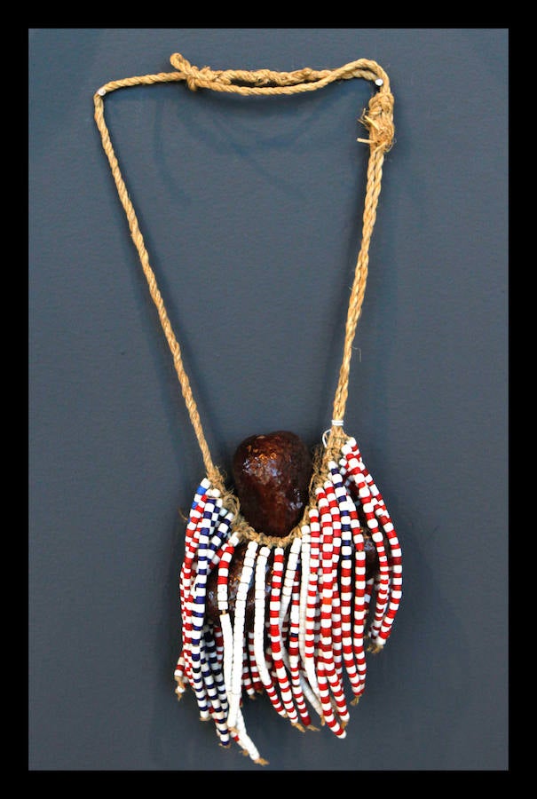 El periodista Luis Pancorbo muestra en Vitoria 'Senderos del Mundo'; una exposición de 180 piezas con historia