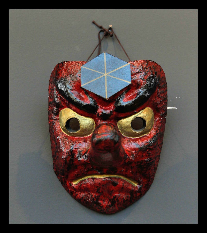 El periodista Luis Pancorbo muestra en Vitoria 'Senderos del Mundo'; una exposición de 180 piezas con historia