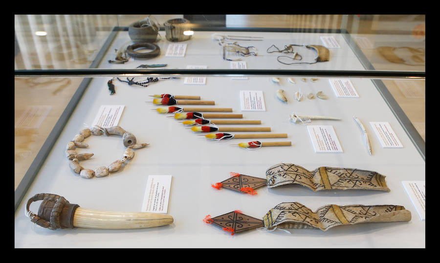 El periodista Luis Pancorbo muestra en Vitoria 'Senderos del Mundo'; una exposición de 180 piezas con historia