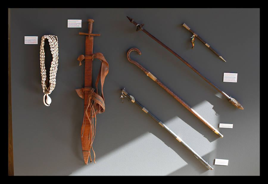 El periodista Luis Pancorbo muestra en Vitoria 'Senderos del Mundo'; una exposición de 180 piezas con historia