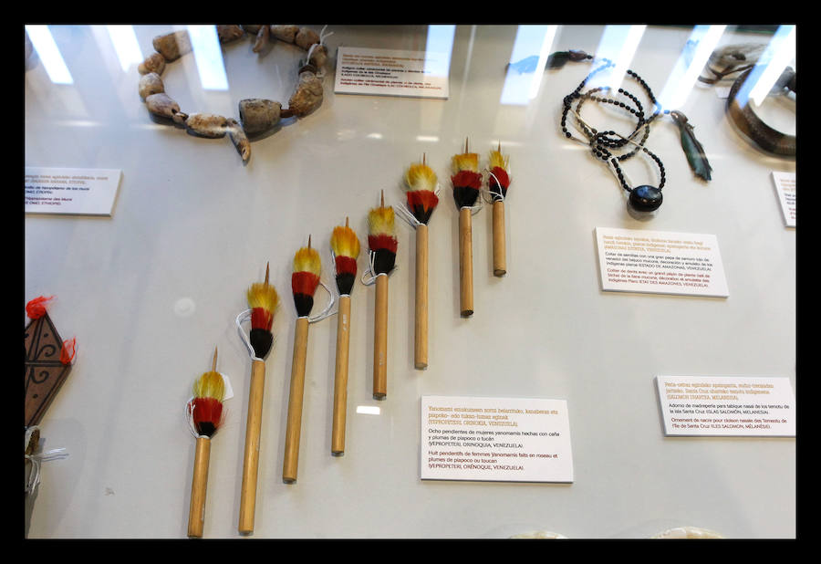 El periodista Luis Pancorbo muestra en Vitoria 'Senderos del Mundo'; una exposición de 180 piezas con historia