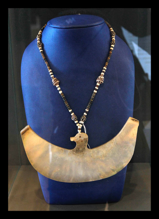 El periodista Luis Pancorbo muestra en Vitoria 'Senderos del Mundo'; una exposición de 180 piezas con historia