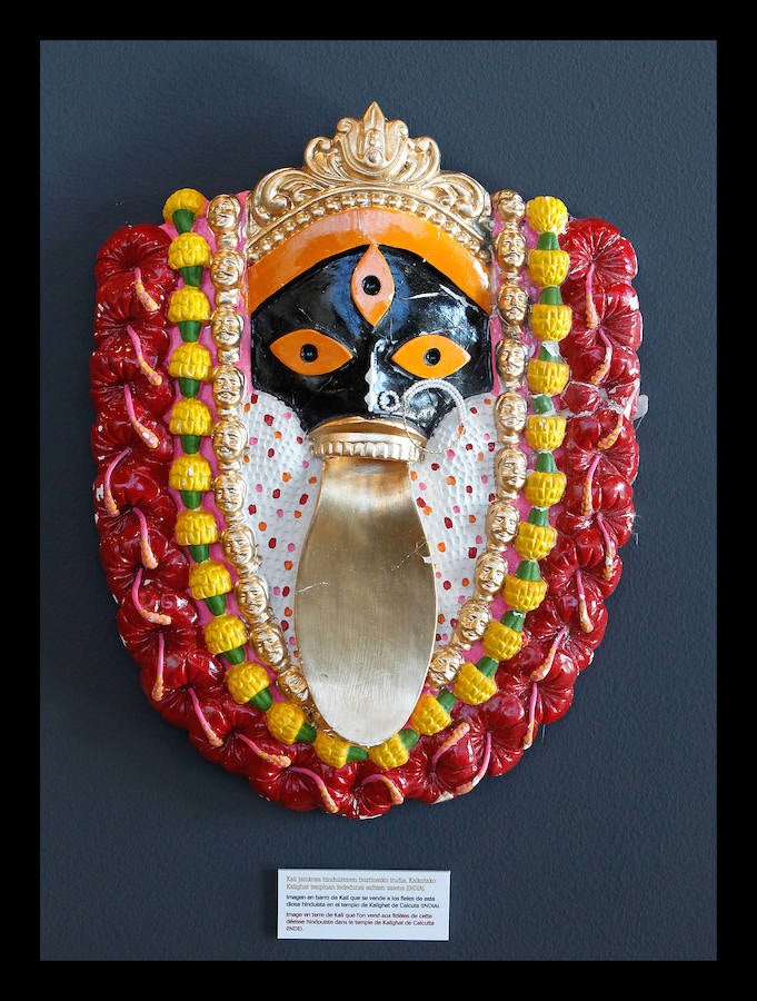 El periodista Luis Pancorbo muestra en Vitoria 'Senderos del Mundo'; una exposición de 180 piezas con historia