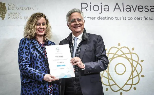El presidente del Instituto de Turismo Responsable (ITR), Tomás Azcárate, ha hecho entrega formal del certificado 'Biosphere' a la diputada de Fomento del Empleo, Comercio y Turismo, Cristina González.