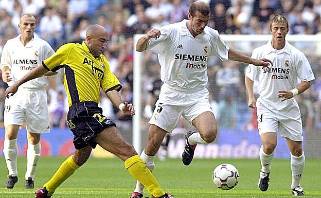 Zinedine Zidane disputa un balón con Abelardo, cuando ambos jugaban con el Real Madrir y el Alavés, respectivamente.