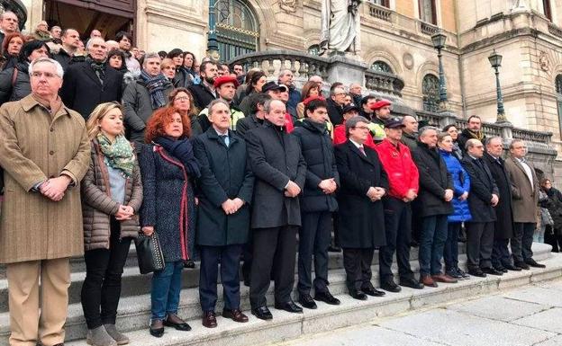 En la segunda fila, José Ángel Iribar y Josu Urrutia, que han acudido en nombre del Athletic acompañados de Javier Aldazabal. 