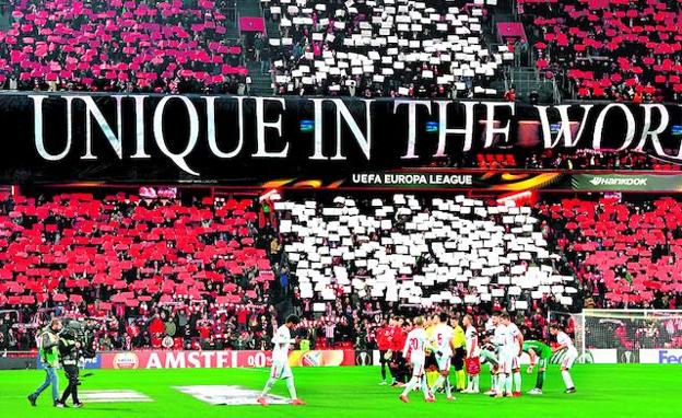 Mosaico el jueves en San Mamés para apoyar al Athletic ante el Spartak de Moscú.