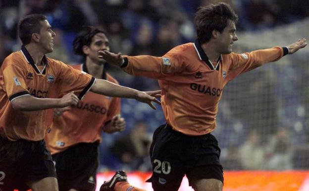 Jorge Azkoitia celebra el gol que dio la victoria al Alavés en el Bernabéu en la temporada 1999-2000. Contra y Astudillo corren a celebrar el tanto a tres minutos del final de partido. 