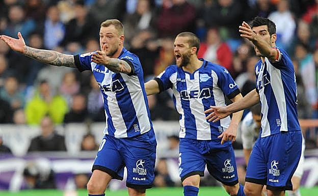 Los jugadores del Alavés, protestan una acción durante el partido. 