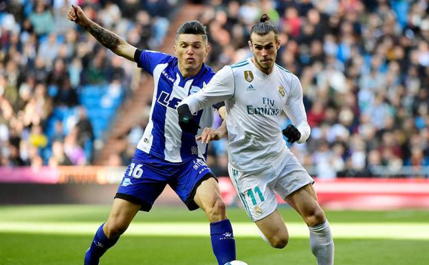 Torres trata de deterner el avance de Bale. 