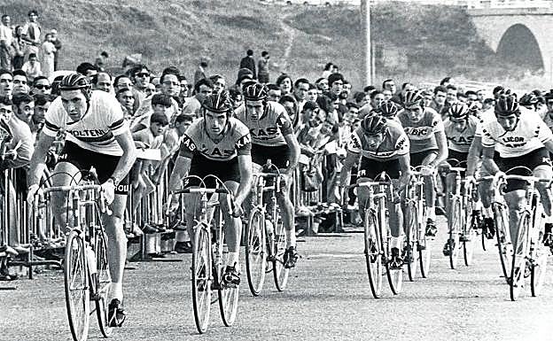 Antes del Criterium de Txurdinaga, Ocaña y Merckx dieron una vuelta al circuito con los corredores infantiles de la SVAC, un recuerdo imborrable del que fue testigo el multitudinario público.