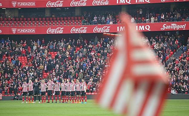 Los titulares del Athletic, durante el minuto de silencio.