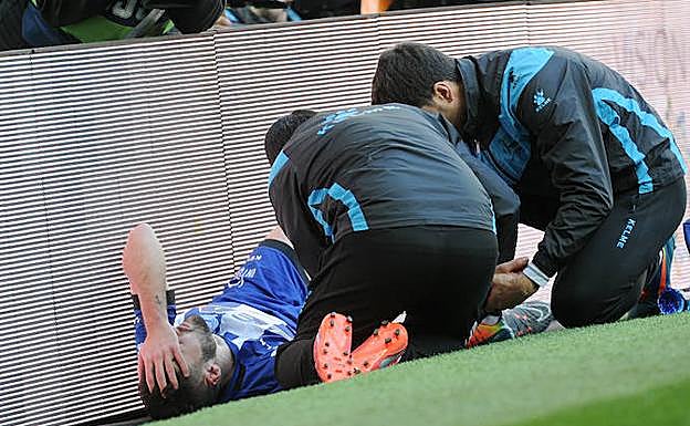 Pedraza es atendido en la banda del Bernabéu tras chocar con Carvajal. 