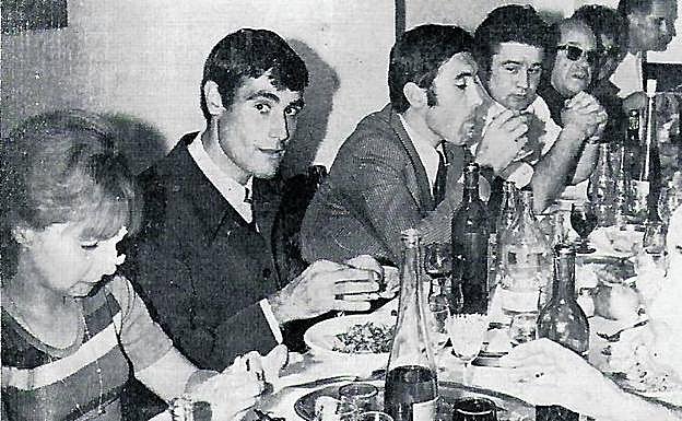 Comida. Antes de correr en Sollube, Merckx y Ocaña, junto a Madariaga y Adrada, cogieron fuerzas en Gernika.