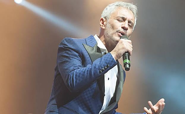 Sergio Dalma durante un momento de su concierto en el Euskalduna.