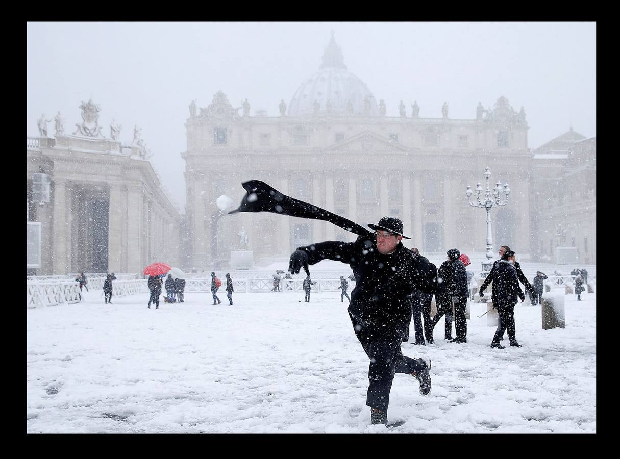 Una ola de frío siberiano recorre ciudades como Roma, Belgrado, Salónica o Berna. Al menos cuatro personas murieron a consecuencia de las bajas temperaturas, que perturbaron los sistemas de transporte de varios países y obligaron en muchas ciudades a cerrar las escuelas.