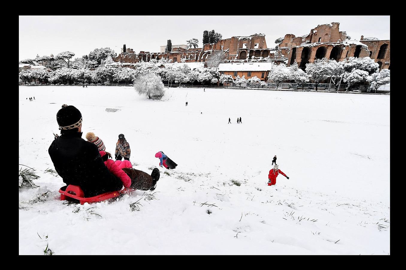 Una ola de frío siberiano recorre ciudades como Roma, Belgrado, Salónica o Berna. Al menos cuatro personas murieron a consecuencia de las bajas temperaturas, que perturbaron los sistemas de transporte de varios países y obligaron en muchas ciudades a cerrar las escuelas.