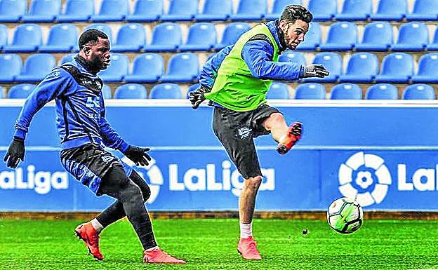 Burgui dispara a puerta ante Wakaso en uno de los entrenamientos de la pasada semana que el Alavés realizó en Mendizorroza.