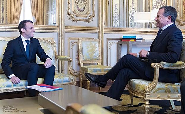 Macron, junto a Robert A. Iger. 