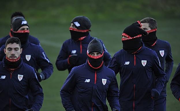 Núñez y Aduriz, tapado para protegerse en la gélida tarde de Lezama, encabezan el grupo durante el calentamiento.