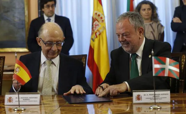 El ministro Cristóbal Montoro y Pedro Azpiazu, consejero vasco de Hacienda, firman la renovación del Concierto en julio de 2017. 