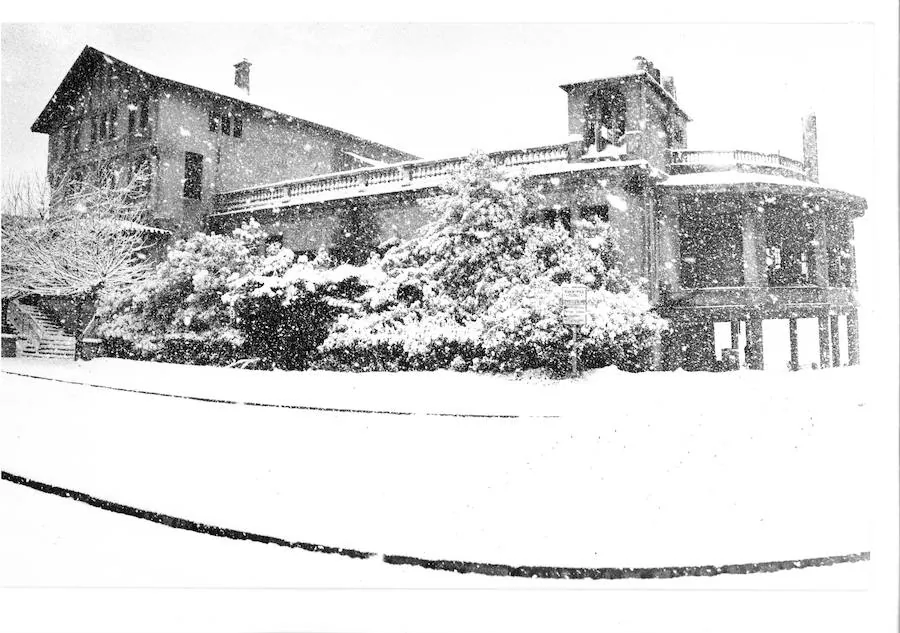 Vista del hotel Igeretxe en la playa de Ereaga, en Getxo.