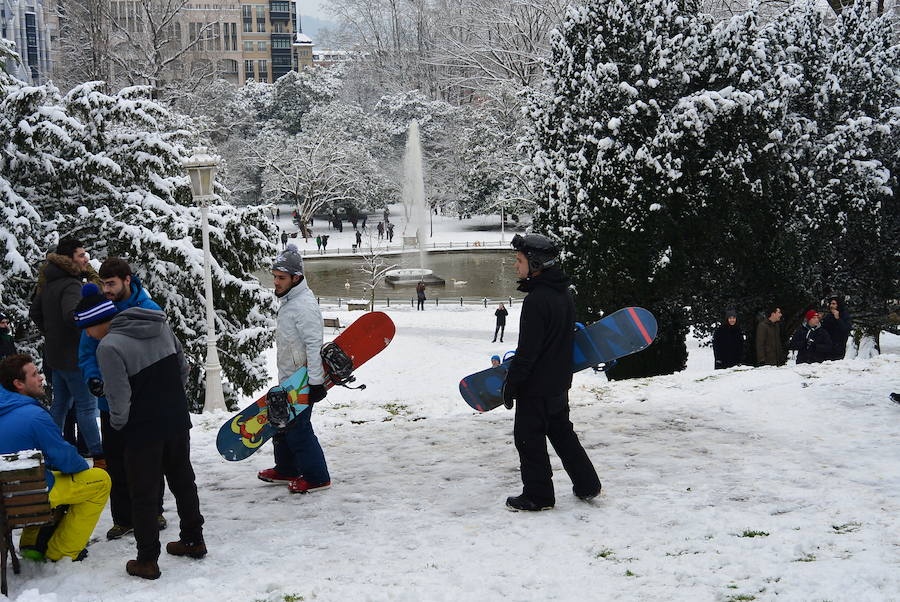 Los bilbaínos se han acercado al parque desde primera hora para disfrutar de una estampa de postal