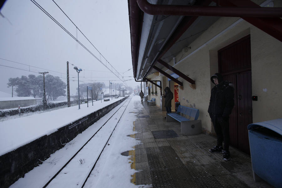 Colapsado el tren de Gernika a Bermeo. Maika Salguero.