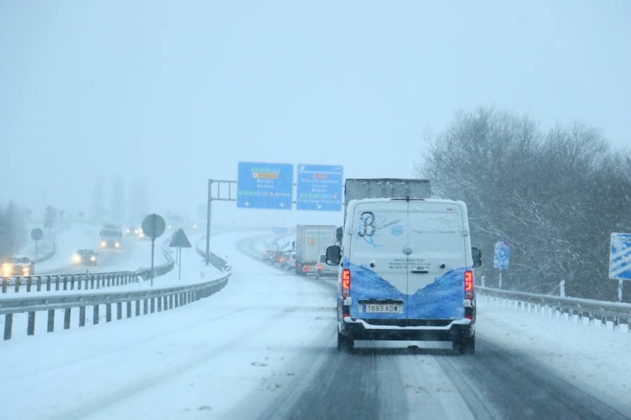 Fotos: La nieve colapsa las carreteras alavesas