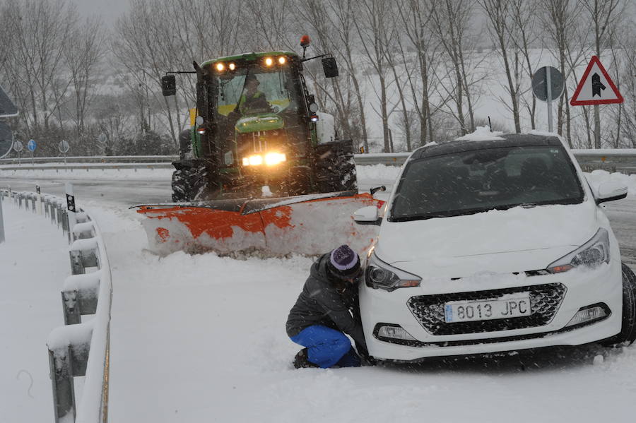 Fotos: La nieve colapsa las carreteras alavesas