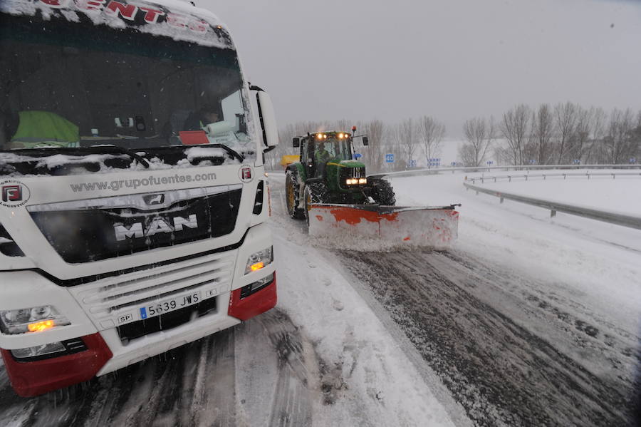 Fotos: La nieve colapsa las carreteras alavesas